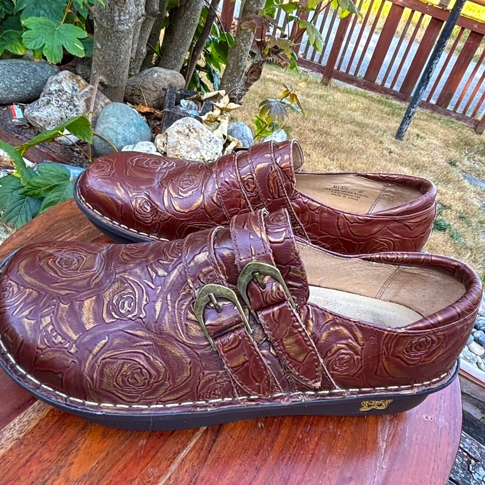 Alegria size 9 Brown and Gold Clogs with Embossed Floral Design - Picture 5 of 10